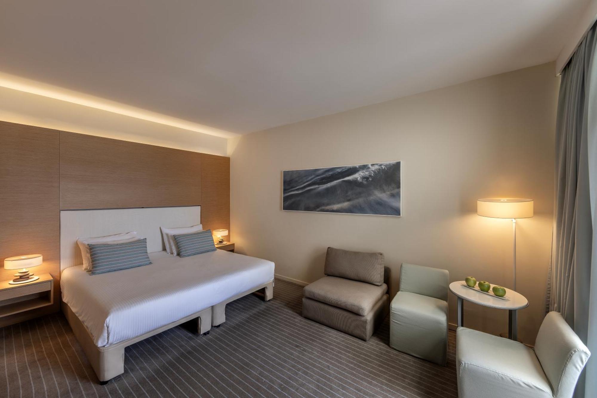 Capo Bay Hotel Protaras Luaran gambar A room at the hotel