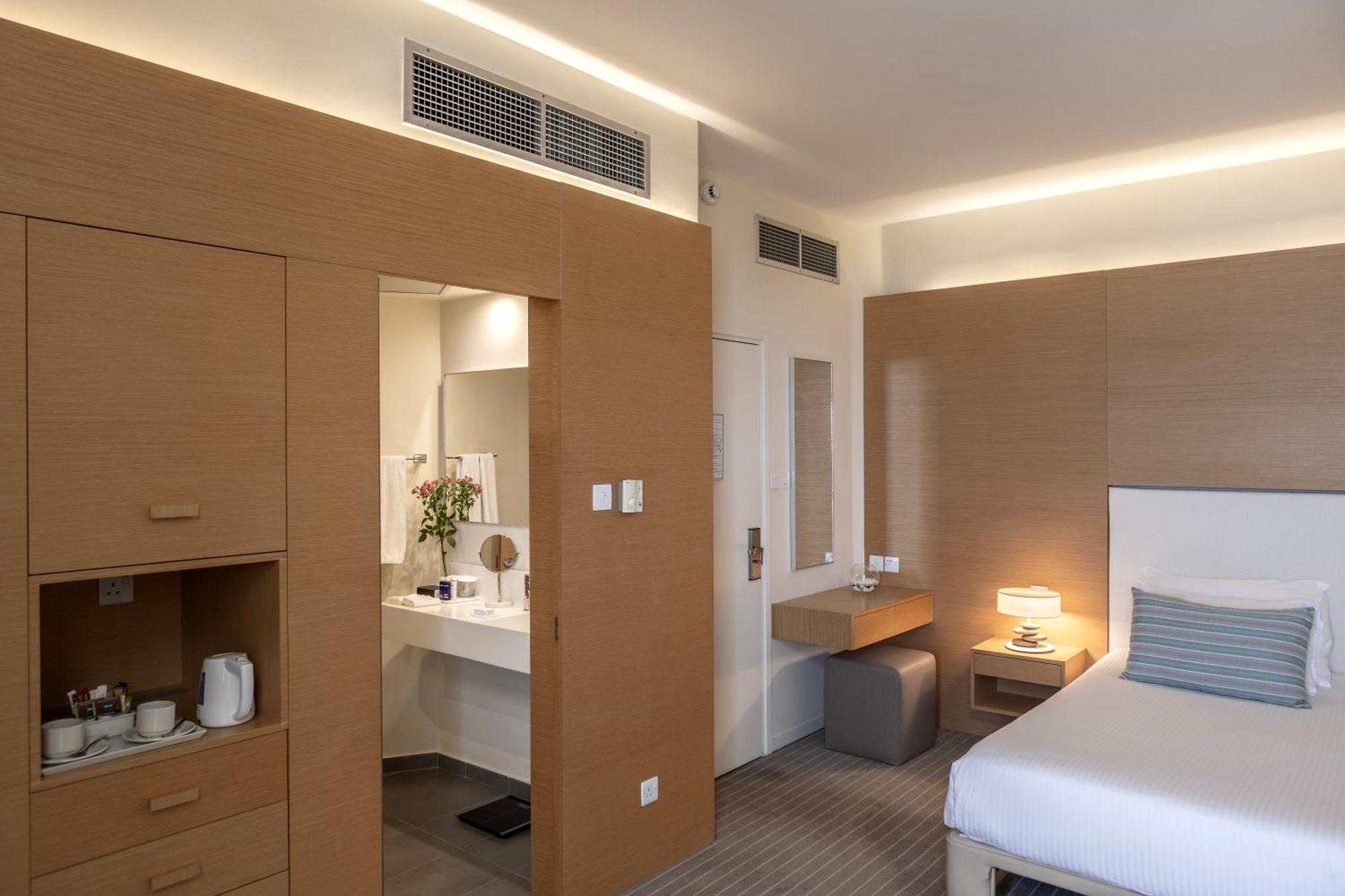 Capo Bay Hotel Protaras Luaran gambar A room at the hotel