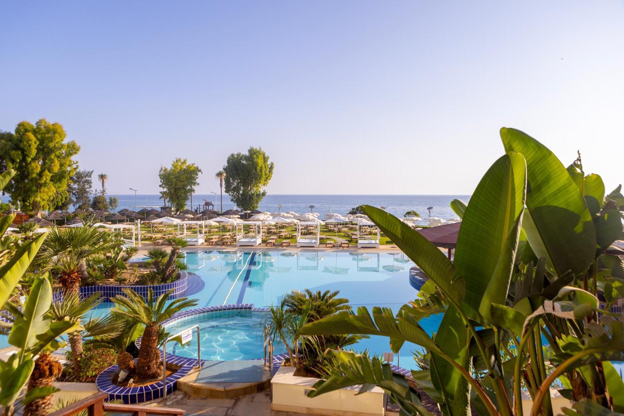 Capo Bay Hotel Protaras Luaran gambar A swimming pool at a hotel in Cyprus