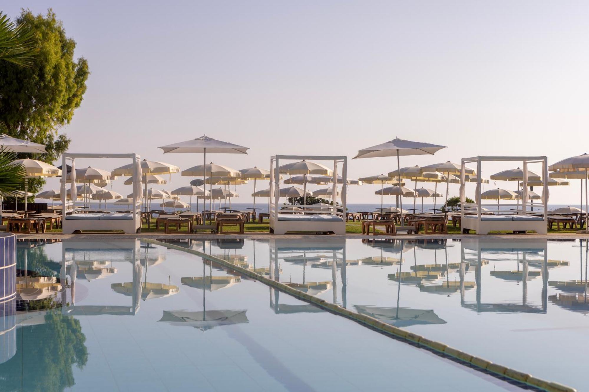 Capo Bay Hotel Protaras Luaran gambar The pool at the hotel