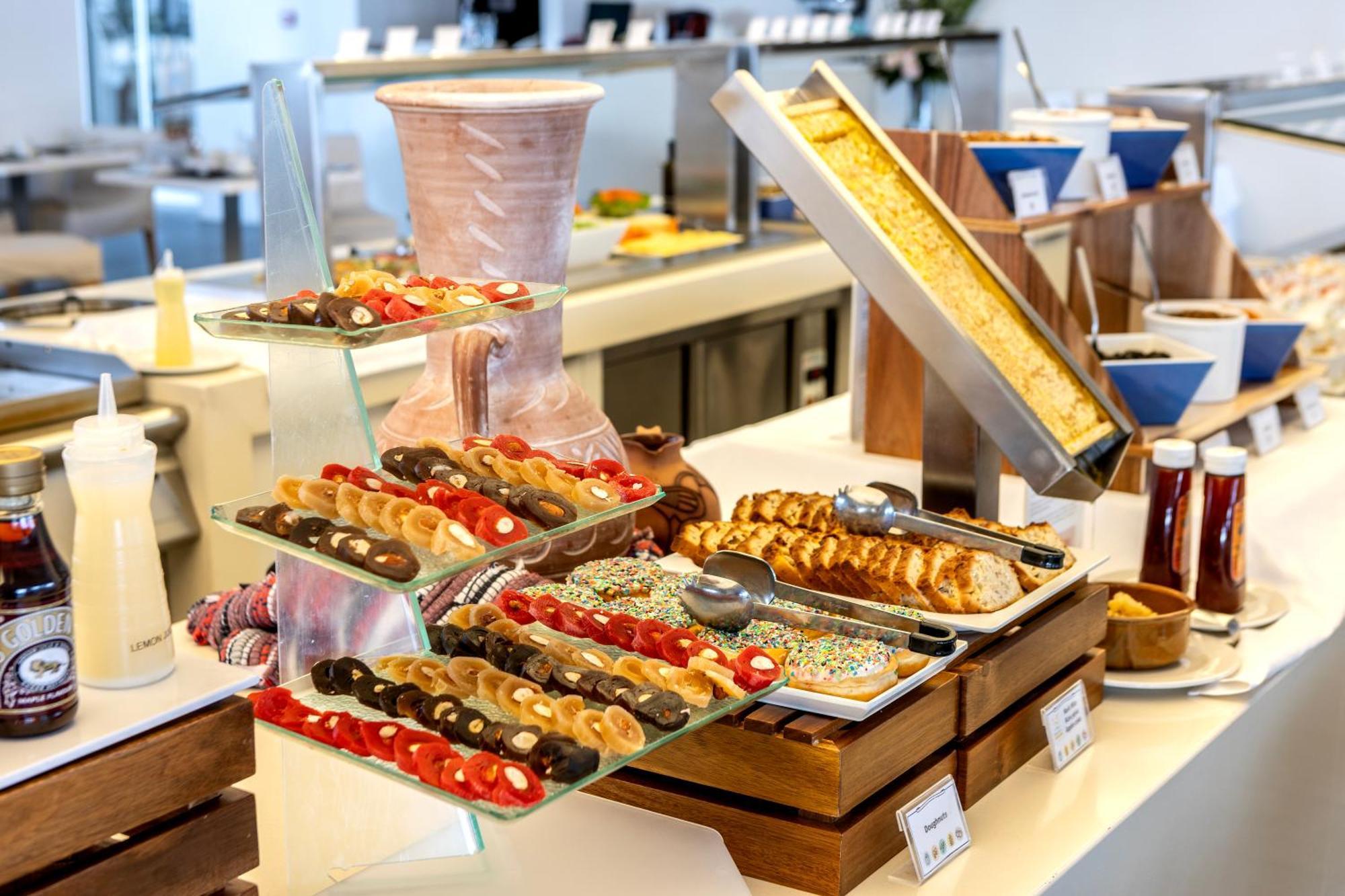 Capo Bay Hotel Protaras Luaran gambar A buffet at a hotel