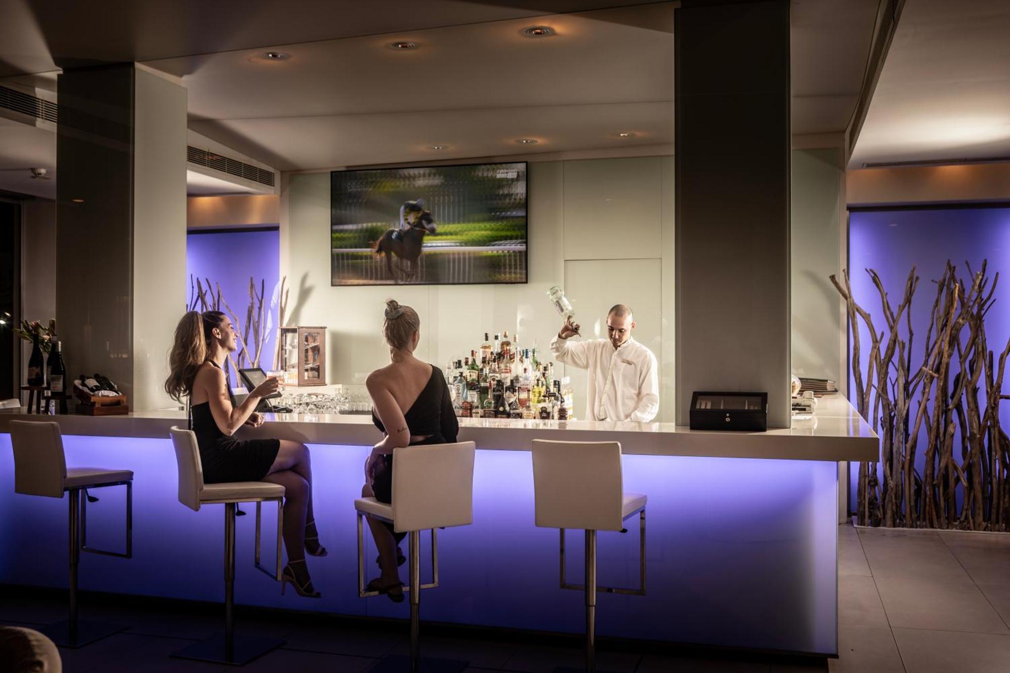 Capo Bay Hotel Protaras Luaran gambar The bar at the lounge