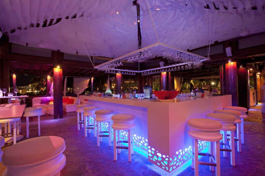 Capo Bay Hotel Protaras Luaran gambar The bar at the nightclub